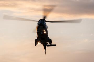 Obraz premium Helikopter na tle wieczornego nieba