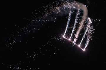 Samolot wystrzeliwujący fajerwerki podczas nocnych pokazów lotniczych - obrazy, fototapety, plakaty