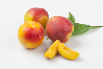 
A fruit made by crossing plums and apricots. It weighs around 80 grams and is larger than an apricot and has a high sugar content.