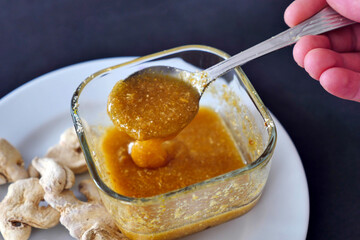 homemade natural honey and ginger mixture, medicinal honey and ginger mixture honey,