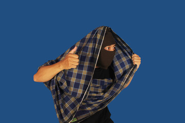 Masked thief using a sarong
