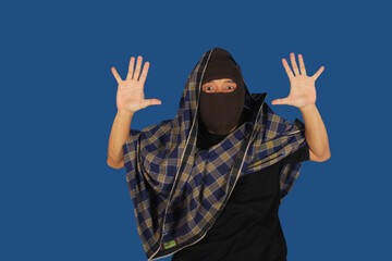 Masked thief using a sarong
