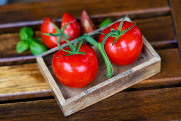 hi res Bio Tomate Salat Gemüse Holz