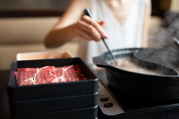 しゃぶしゃぶを食べる女性