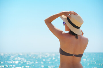 Fototapeta premium Young woman looking on the sea