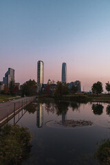 Fototapeta premium pink sky sunset in a park viewing the skyline of santiago de chile
