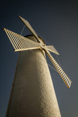 Znak nawigacyjny w kształcie białego wiatraka usytuowany na końcu Falochronu Zachodniego na wyspie Świnoujście. 