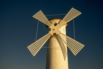 Znak nawigacyjny w kształcie białego wiatraka usytuowany na końcu Falochronu Zachodniego na wyspie Świnoujście.  - obrazy, fototapety, plakaty