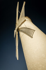 Znak nawigacyjny w kształcie białego wiatraka usytuowany na końcu Falochronu Zachodniego na wyspie Świnoujście.  - obrazy, fototapety, plakaty