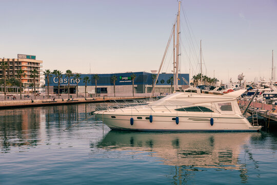 Casino im Yachthafen von Alicante an der Costa Blanca in Spanien