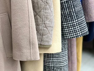 クローゼットの中に並んだコートの袖のクローズアップ
