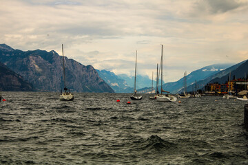 Fototapeta na wymiar barca a vela, lago, vacanza, turismo, paesaggio, panorama