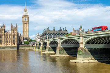 Foto op Plexiglas Red bus on Westminster bridge over river Thames and Big Ben in London, UK © Delphotostock