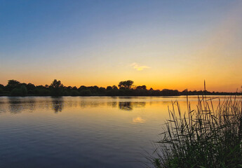 Obraz premium The Sunset Over Croxall Lake: A Breathtaking Scene in the United Kingdom