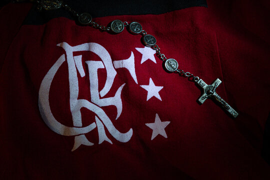 camisa retr&ocirc; da equipa de futebol flamengo, com um ter&ccedil;o e o crucifixo para trazer prote&ccedil;&atilde;o e sorte