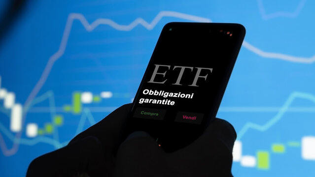 An Italian investor analyzing an etf fund on a phone. Italian text: Covered bonds, buy, sell.