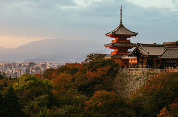 Fototapeta premium Historic temple on the hills in Kyoto, kiyomizudera pagoda at sunset time