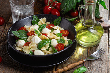 Pasta with tomato, mozzarella and basil