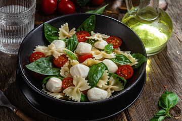 Pasta with tomato, mozzarella and basil