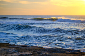 Naklejka premium Vagues au coucher du soleil, Portugal