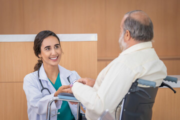 Obraz premium Professional Medical Doctor diagnosing and giving advice to the elderly patient at hospital.