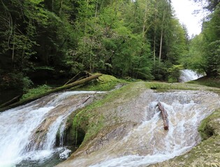idyllischer Flußlauf mit Wassercascaden im Wald