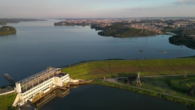 Aerial view of the Jurubatuba River, the Eleva&ccedil;&atilde;o Pedreira Hydroelectric Power Plant and the Piratininga Thermoelectric Power Plant. Dam located between Interlagos and Diadema in the city of S&atilde;o Paulo
