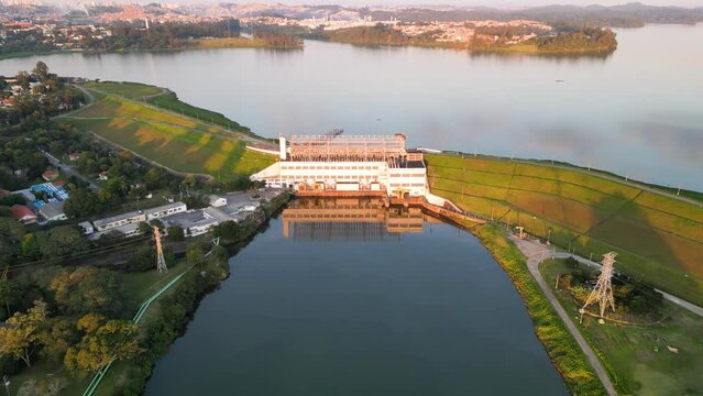 Aerial view of the Jurubatuba River, the Eleva&ccedil;&atilde;o Pedreira Hydroelectric Power Plant and the Piratininga Thermoelectric Power Plant. Dam located between Interlagos and Diadema in the city of S&atilde;o Paulo