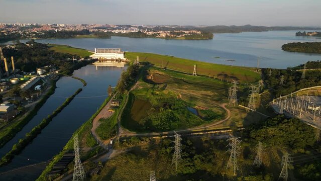 Aerial view of the Jurubatuba River, the Eleva&ccedil;&atilde;o Pedreira Hydroelectric Power Plant and the Piratininga Thermoelectric Power Plant. Dam located between Interlagos and Diadema in the city of S&atilde;o Paulo
