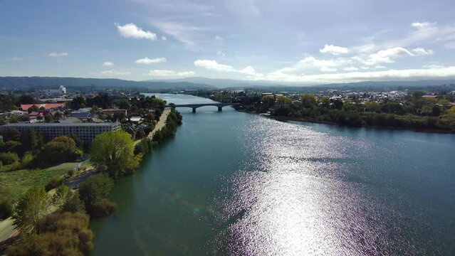 Sobrevuelo en amplio y basto rio calle calle ubicado en la region de los rios, valdivia , chile
