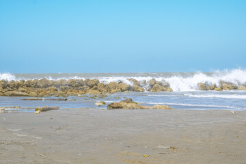 Espolón de rocas en el mar