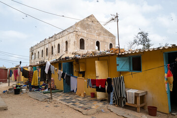 Du linge sèche sur l'île de Gorée au large de Dakar au Sénégal en Afrique occidentale