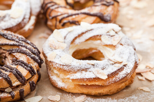 Chocolate and powdered sugar cream puff rings (choux pastry), black and white
