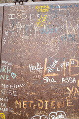 des graffitis sur un canon de défense de l'île de Gorée au large de Dakar ennui Afrique de l'Ouest