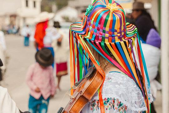 Ceremonia andina Warmi Punlla, donde mujeres ind&iacute;genas del norte de los andes ecuatorianos bailan en agradecimiento al sol y la pachamama por las cosechas del mes de junio.