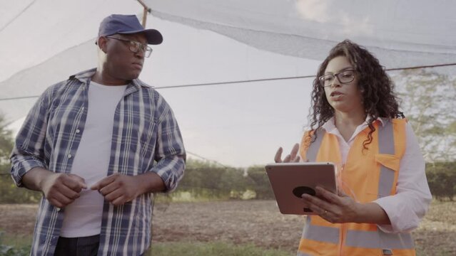 pequeno produtor rural Brasileiro aprendendo a usar o aplicativo que monitora a produ&ccedil;&atilde;o de energia solar em sua propriedade no Brasil