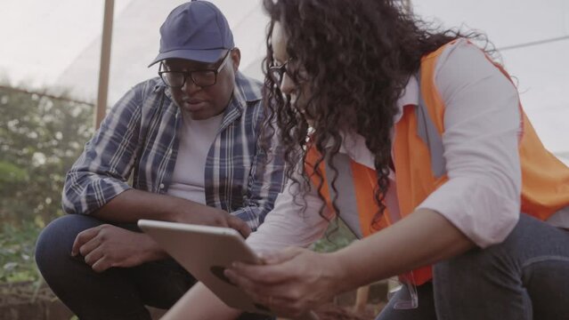 agricultor Brasileiro aprendendo a monitorar sua planta&ccedil;&atilde;o atrav&eacute;s de programa de an&aacute;lise de dados em sua fazenda no Brasil