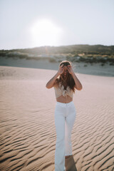 Fototapeta na wymiar Chica morena guapa en un ambiente de playa y arena en el sur de españa