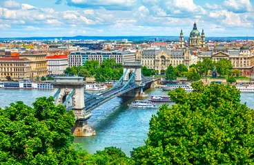Foto op Aluminium Chain bridge on Danube river in Budapest city, Hungary. Urban landscape panorama with old buildings and domes of opera buildings © Designpics