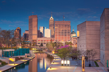 Obraz premium Cityscape image of downtown Indianapolis, Indiana during twilight blue hour.