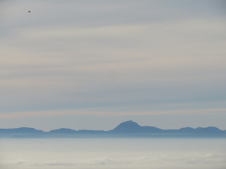 La chaine des Puys sur la mer de nuages vue du Livradois Forez