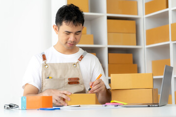 start a small business SME business owners, male entrepreneurs Write the receipt box address. and check orders online To prepare to pack boxes for sale to customers, online sme business ideas