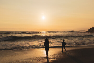 Fototapeta na wymiar silueta de mujer joven frente al atardecer sobre el mar, sunset. concepto de paz. mirar al horizonte, pensar. 