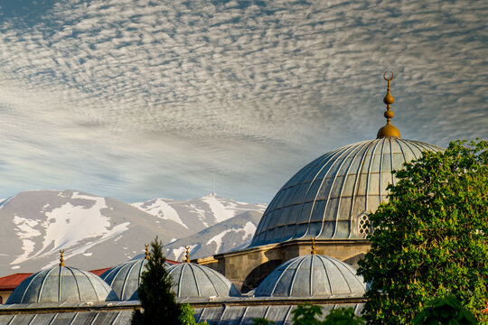 A view of a mosque with the mountains in the background. Turkish : Erzurum Lalapasa Camii