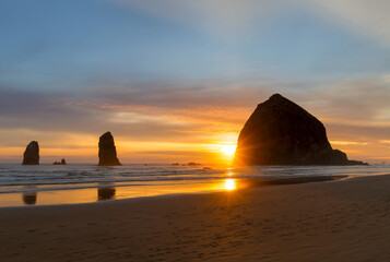 Obraz na płótnie Canvas Haystack Rock and the Needles at Cannon Beach on the Oregon Coast during Sunset