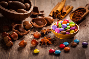 Obraz na płótnie Canvas Assorted chocolate eggs for Easter on wooden background