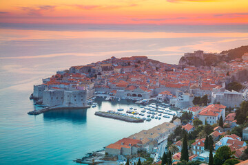 Fototapeta premium Beautiful romantic old town of Dubrovnik during sunset.