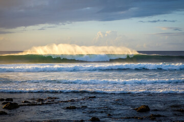 Obraz premium Pacific ocean at sunset on Easter Island, Chile