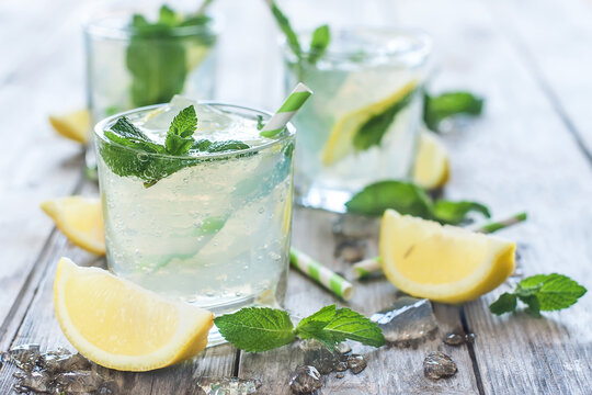 Chilled mint lemonade with mint leaves and fresh lemon
