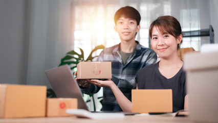 concept selling products online ,check business growth report ,order management in online stores , shopping on internet ,Selling online ,SME ,shipping boxes ,e-commerce ,small business entrepreneur